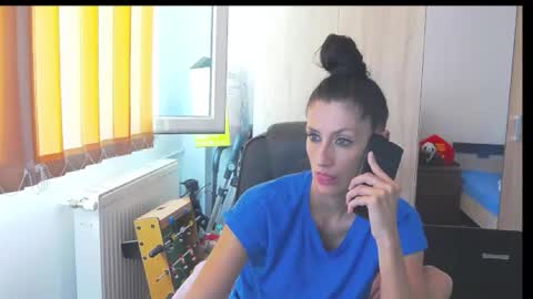 Snapshot of wildbea23 chatting on 09.22.25 Bea online show from 09.22.25