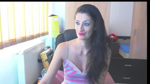 Snapshot of wildbea23 chatting on 10.12.25 Bea online show from 10.12.25