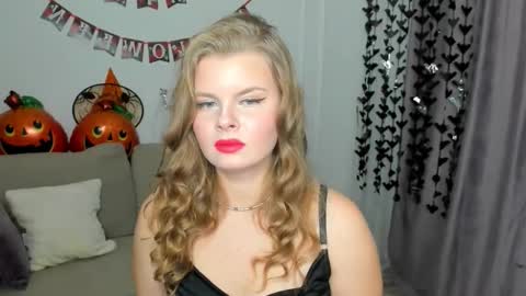 Snapshot of wildedesire chatting on 10.20.25 wildedesire online show from 10.20.25