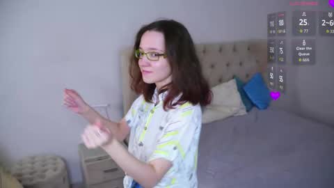 Snapshot of wilmavitanza chatting on 10.17.25 for u Alise online show from 10.17.25