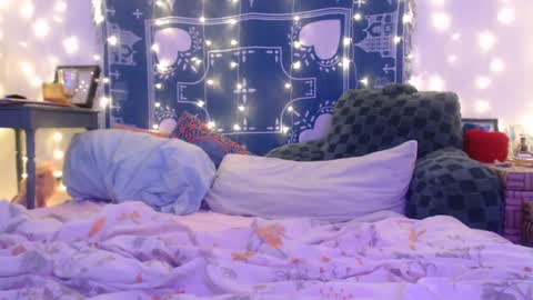 Eevie online show from 12.12.24