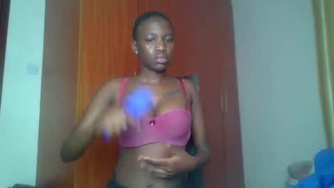 Snapshot of wizzia_khalifa chatting on 02.06.25 girlie o online show from 02.06.25