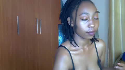 Snapshot of wizzia_khalifa chatting on 02.10.25 girlie o online show from 02.10.25