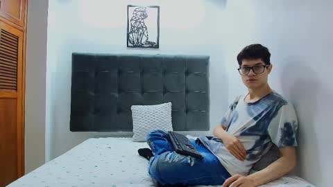 Snapshot of wolfan_sky chatting on 02.10.25 W O L F online show from 02.10.25