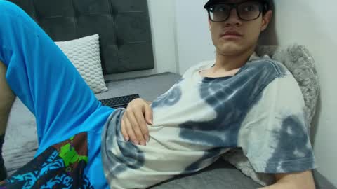 Snapshot of wolfan_sky chatting on 03.04.25 W O L F online show from 03.04.25