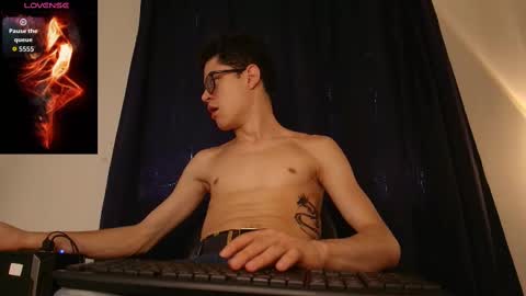 Snapshot of wolfan_sky chatting on 10.07.25 W O L F online show from 10.07.25