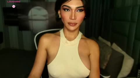 Snapshot of womanofyourdesire_ts chatting on 04.26.26 Julia online show from 04.26.26