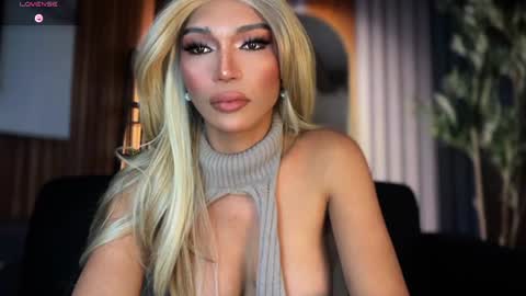 Snapshot of womanofyourdesire_ts chatting on 06.18.26 Julia online show from 06.18.26