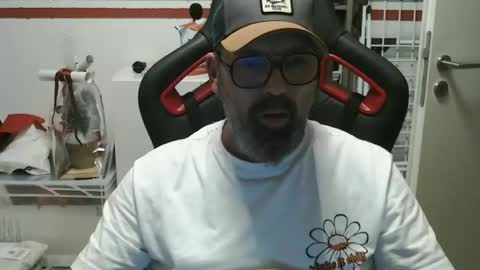 Snapshot of womenizzeer chatting on 12.05.24 Adam online show from 12.05.24