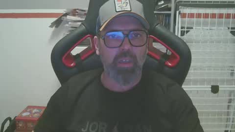 Snapshot of womenizzeer chatting on 02.05.25 Adam online show from 02.05.25