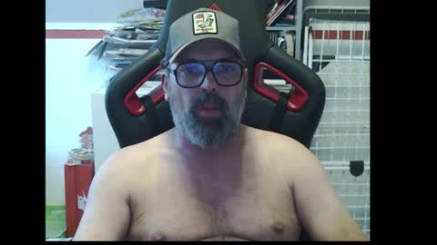 Snapshot of womenizzeer chatting on 10.01.25 Adam online show from 10.01.25