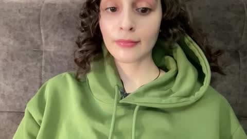 Snapshot of wonderland_stia chatting on 10.11.25 Stia online show from 10.11.25