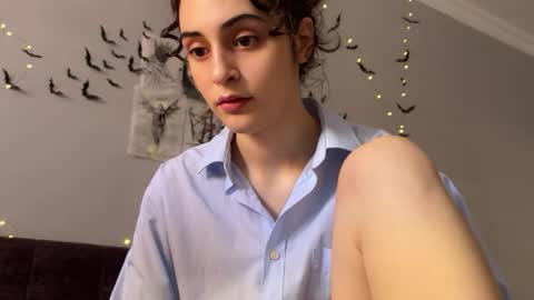 Snapshot of wonderland_stia chatting on 10.27.25 Stia online show from 10.27.25