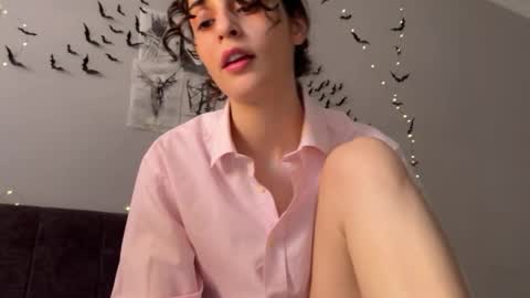 Snapshot of wonderland_stia chatting on 10.28.25 Stia online show from 10.28.25