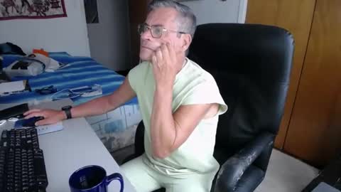 Snapshot of worldlarge chatting on 12.29.24 Large one online show from 12.29.24