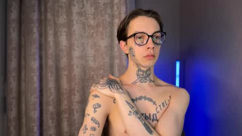 Snapshot of worldofllove chatting on 02.21.25 Arnika and Simon online show from 02.21.25