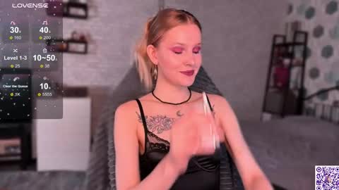 Snapshot of worldofllove chatting on 10.31.25 Arnika and Simon online show from 10.31.25