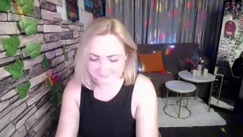 Snapshot of wow_co chatting on 12.05.24 wow_co online show from 12.05.24