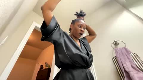 Snapshot of wynterheat chatting on 10.16.25 Wynter Heat online show from 10.16.25