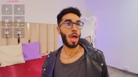 Snapshot of xander_tay chatting on 12.19.24 ISSANDER online show from 12.19.24