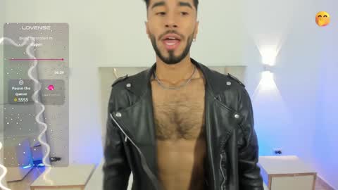 Snapshot of xander_tay chatting on 01.14.25 ISSANDER online show from 01.14.25