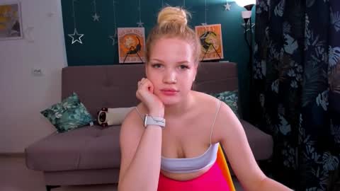 Snapshot of xloe_queen chatting on 01.29.25 Chloe online show from 01.29.25