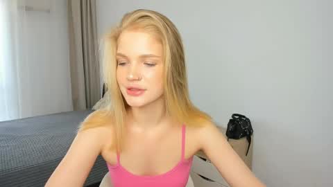 Snapshot of xloe_queen chatting on 05.30.26 Chloe online show from 05.30.26