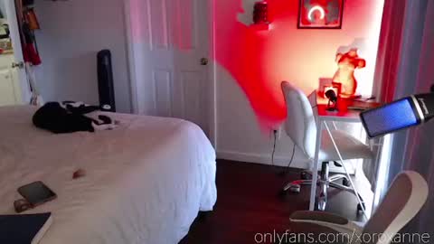 Snapshot of xoroxanne chatting on 10.27.25 xoroxanne online show from 10.27.25