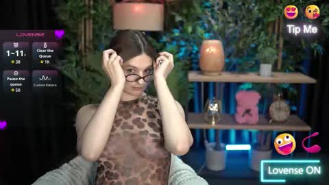 Snapshot of xoxo_molly chatting on 10.11.25 xoxo_molly online show from 10.11.25