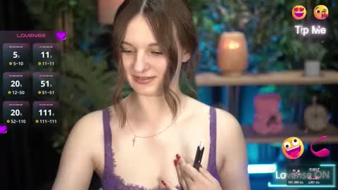 Snapshot of xoxo_molly chatting on 10.21.25 xoxo_molly online show from 10.21.25