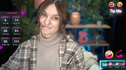 Snapshot of xoxo_molly chatting on 10.30.25 xoxo_molly online show from 10.30.25