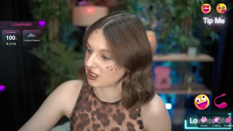 Snapshot of xoxo_molly chatting on 10.31.25 xoxo_molly online show from 10.31.25