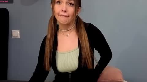 AnnaMaee online show from 02.10.25