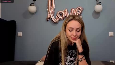 AnnaMaee online show from 02.25.25