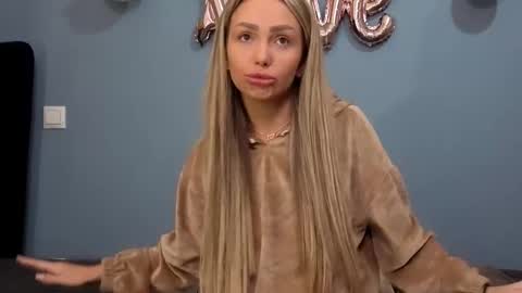 AnnaMaee online show from 02.25.25