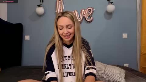 AnnaMaee online show from 03.01.25