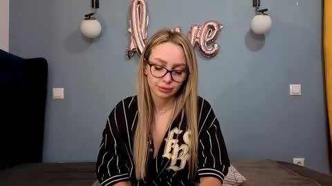 AnnaMaee online show from 03.02.25