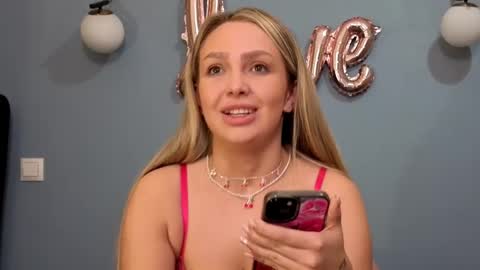 AnnaMaee online show from 03.07.25