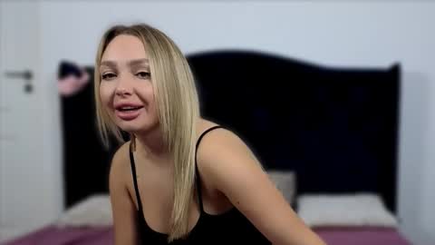 AnnaMaee online show from 10.30.25