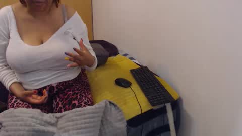 Snapshot of xxxbustybabe27x chatting on 10.10.25 Ayanda online show from 10.10.25