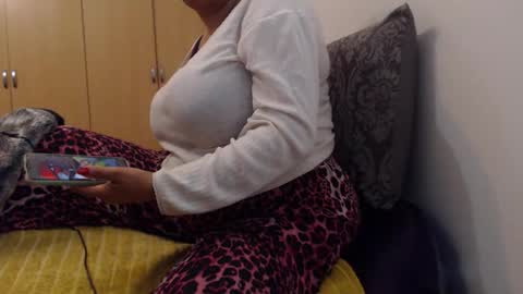 Snapshot of xxxbustybabe27x chatting on 10.15.25 Ayanda online show from 10.15.25