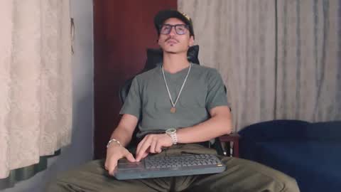 Snapshot of xxxhome_alonexxx chatting on 10.05.25 Kev online show from 10.05.25