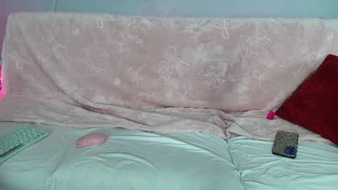 Snapshot of xxxvibesxo chatting on 07.18.26 Lil Luna online show from 07.18.26