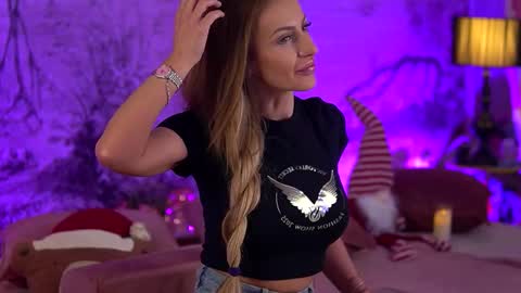 Snapshot of yamirakem chatting on 12.20.25 Yamira online show from 12.20.25