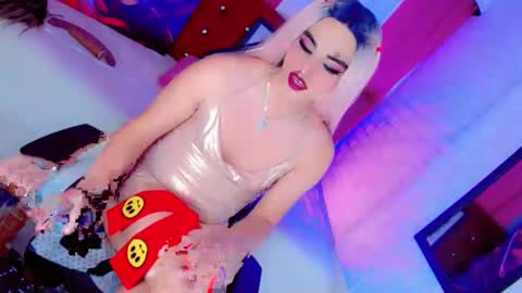 Snapshot of yarethrousss chatting on 10.19.25 yarethrousss online show from 10.19.25