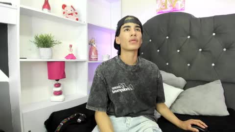 Snapshot of yeico_ospina chatting on 01.17.25 TRIO HOT online show from 01.17.25