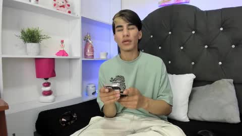 Snapshot of yeico_ospina chatting on 01.18.25 TRIO HOT online show from 01.18.25