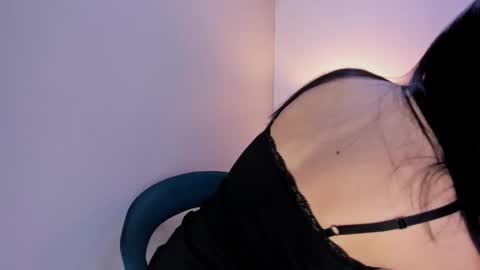 Snapshot of yen_lo chatting on 10.25.25 Yen online show from 10.25.25