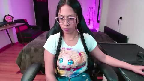 Snapshot of yesie_hot2 chatting on 10.28.25 yesie_hot2 online show from 10.28.25