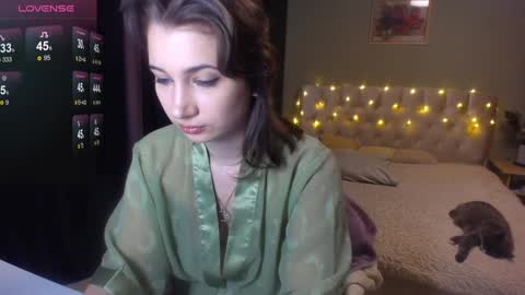 Snapshot of yesofie chatting on 01.24.25 Sofie online show from 01.24.25